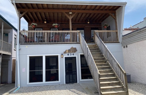 Newport Apartment | NEWPORT INN #4 - NO CLEANING FEES! FREE PARKING! WALK TO GAMES AND CONCERTS!