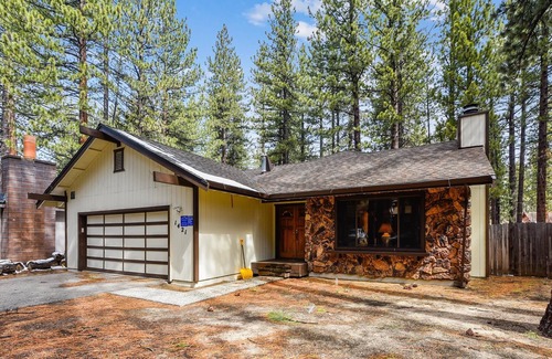 Black Bart House | Next Tahoe adventure, Close to Heavenly, Classic One-Level Cabin only steps from the River!