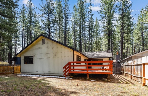 Black Bart House | Next Tahoe adventure, Close to Heavenly, Classic One-Level Cabin only steps from the River!