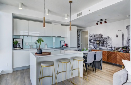 East Village Condo | Next to Bmo/saddledome Downtown Calgary 2 bedroom Penthouse style condo sleep 6
