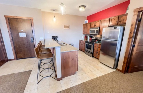 Snowshoe Apartment | Next to Slopes Underground Parking Hot Tubs Locker