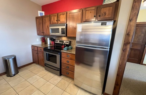 Snowshoe Apartment | Next to Slopes Underground Parking Hot Tubs Locker