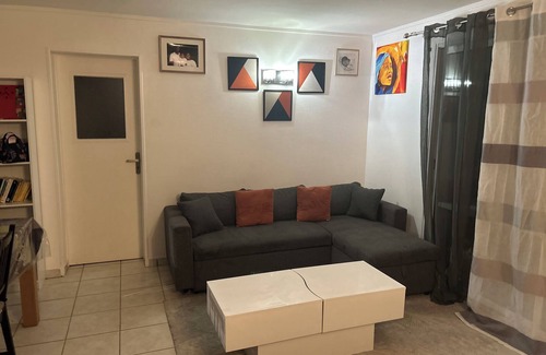 Jouy-le-Moutier Bed & Breakfast | Next to the Ile de Loisir in Cergy, separate room in a house