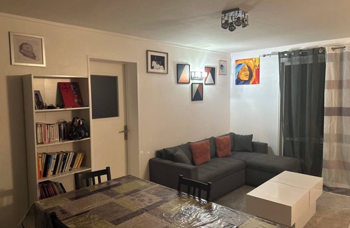 Jouy-le-Moutier Bed & Breakfast | Next to the Ile de Loisir in Cergy, separate room in a house