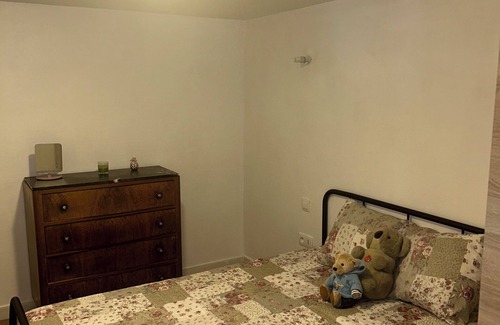 Jouy-le-Moutier Bed & Breakfast | Next to the Ile de Loisir in Cergy, separate room in a house