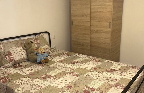 Jouy-le-Moutier Bed & Breakfast | Next to the Ile de Loisir in Cergy, separate room in a house