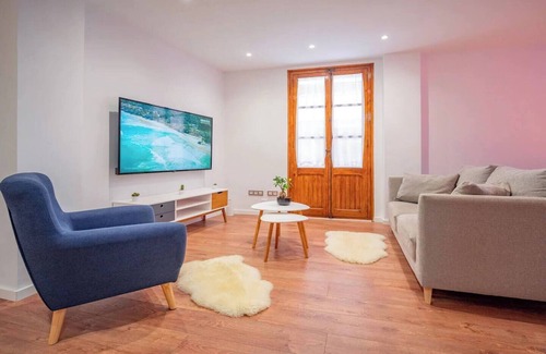 El Pilar Apartment | Next to the Silk Exchange and Central Market