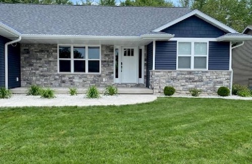 Manitowoc House | NFL Draft Special-Spacious 4-bedroom house in delightful Manitowoc with AC, WiFi