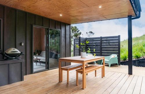 Raglan House | Ngahere Views - Rural Cabin 5 min drive to Raglan township