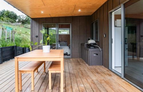 Raglan House | Ngahere Views - Rural Cabin 5 min drive to Raglan township