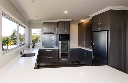 New Plymouth House | Ngamotu Vista - 5BR home with harbour views