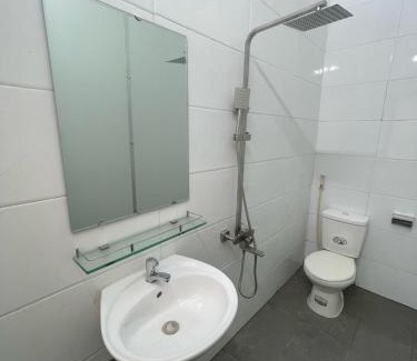 Dong Hoi Apartment | Nhà mặt đất 200m2 view biển Nhật Lệ, 3 phòng ngủ , 4 giường, 6 nhà tắm,Ra Khơi House