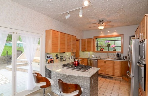 Hillsboro West End House | nHurry! Nov Fall WkDays open. Close to the fun Cozy Fireplace & Hot Tub!nnnnnn