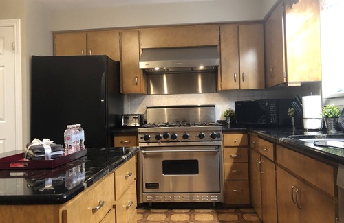 Welland Apartment | Niagara Executive Luxury - HUGE, Warm, Cozy and Clean 3 Bed, 1 Bath SuiteStay
