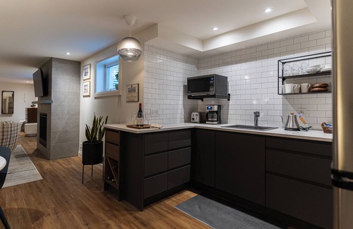 St. Catharines Bed & Breakfast | Niagara Getaway up to 4 with Breakfast!