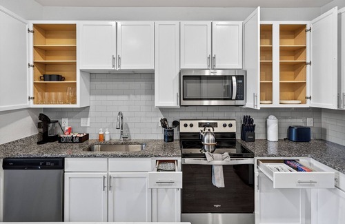 Arlington Apartment | Nice 2 BR Apt/King Bed/Pool/Gym/Clse 2 Beach/Mayo