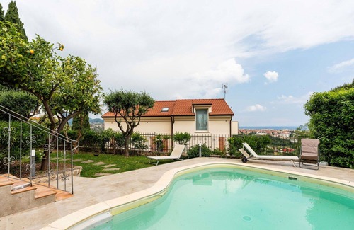 Borghetto Santo Spirito Villa | Nice apartment in villa for 5 guests with A/C, pool, WIFI, terrace and pets allowed