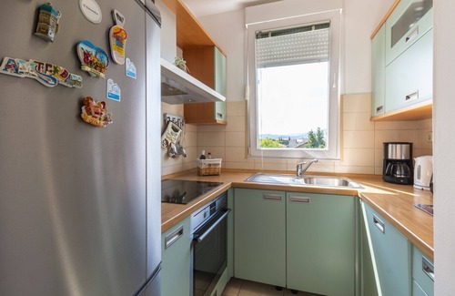 Kastel Kambelovac Apartment | Nice and comfortable family-friendly apartment between Split and Trogir.