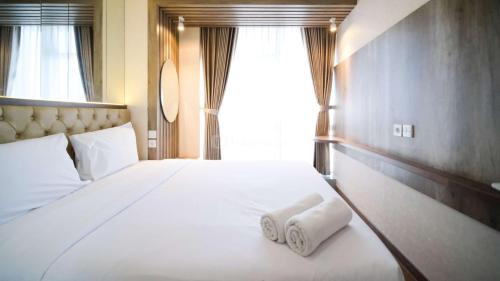 Suko Manunggal Apartment | Nice and Comfortable Living 1BR at Grand Sungkono Lagoon Apartment By Travelio