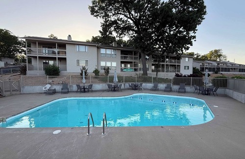 Sunrise Beach Condo | Nice and Easy - Lake of the Ozarks Getaway for 6 w/Resort Amenities