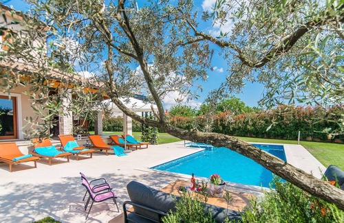 Bale Cabin | Nice and spacious villa with pool and garden in a small village called Salambati