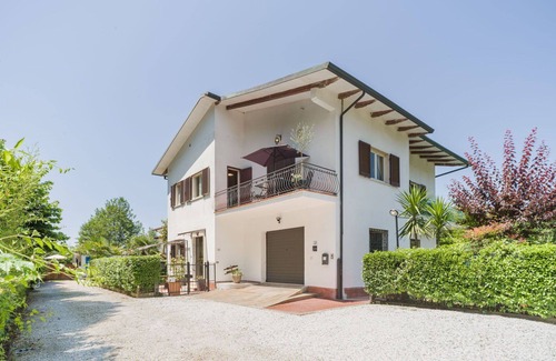 Capanne-Prato-Cinquale Apartment | Nice apartment for 6 people with A/C, WIFI, TV and balcony