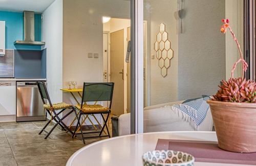 Le Brusc Apartment | Nice apartment for 3 guests with A/C, TV, terrace, pets allowed and parking