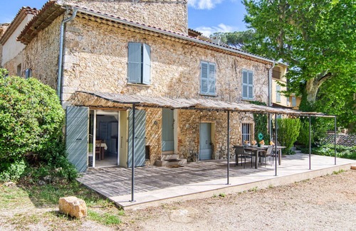 Besse-sur-Issole House | Nice apartment in villa for 4 people with pool, WIFI, TV, terrace and parking