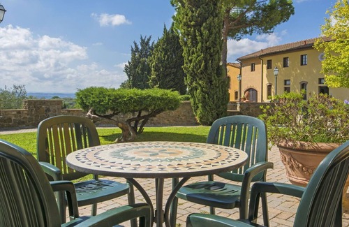 Capraia e Limite Villa | Nice apartment in villa for 4 guests with pool, A/C, WIFI, TV and parking