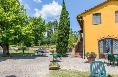 Capraia e Limite Villa | Nice apartment in villa for 4 guests with A/C, pool, WIFI, TV and parking