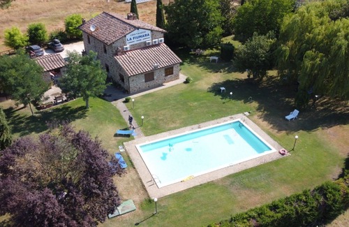 Poggiarello Villa | Nice apartment in villa for 4 guests with pool, A/C and TV, close to Siena