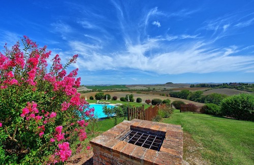 Monteroni d'Arbia Apartment | Nice apartment for 4 guests with WIFI, pool, patio and panoramic view, close to Siena