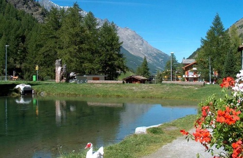 Saas Almagell Apartment | Nice apartment for 3 guests with hot tub, WIFI, TV and balcony