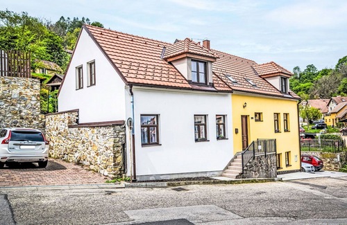 Cesky Krumlov Apartment | Nice apartment for 5 guests with WIFI, patio and pets allowed
