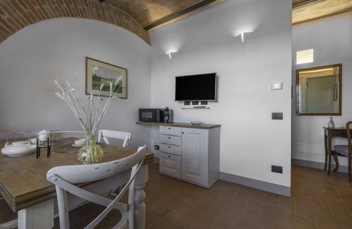 Monteriggioni Apartment | Nice apartment for 2 guests with WIFI, pool, A/C, TV and pets allowed, close to Siena