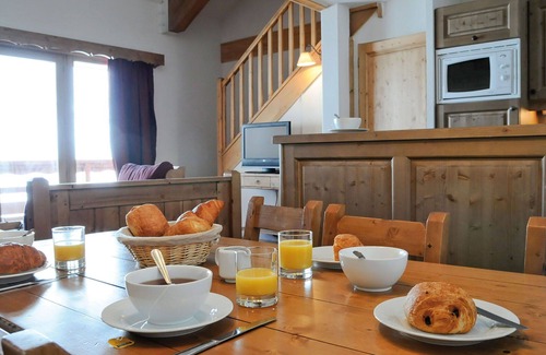 La Toussuire Apartment | Nice apartment for 8 people with pool, WIFI, TV, balcony and pets allowed