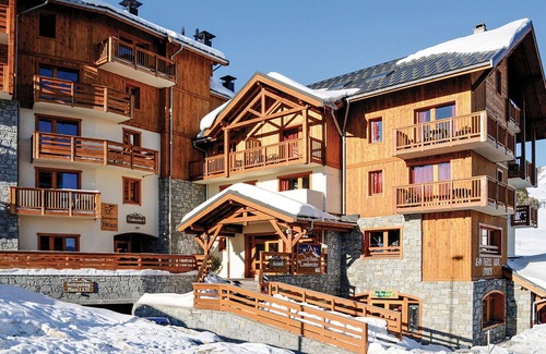 La Toussuire Apartment | Nice apartment for 8 people with pool, WIFI, TV, balcony and pets allowed