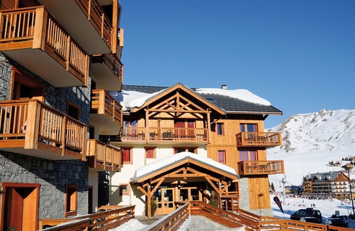 La Toussuire Apartment | Nice apartment for 8 people with pool, WIFI, TV, balcony and pets allowed
