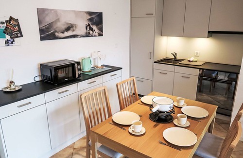 Trin Apartment | Nice apartment for 2 guests with WIFI, TV, balcony, pets allowed and panoramic view