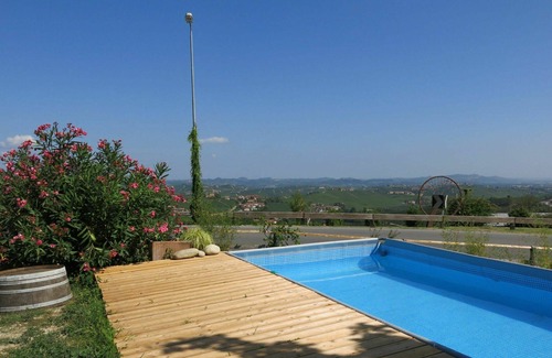 La Morra Apartment | Nice apartment for 2 people with WIFI, pool, TV, patio, pets allowed and parking