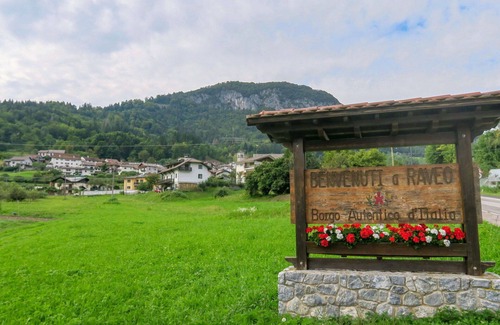 Raveo Apartment | Nice apartment for 3 guests with WIFI, TV, patio, pets allowed and parking