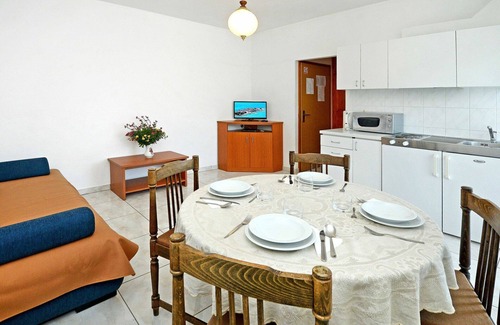 Valica Apartment | Nice apartment for 3 guests with A/C, WIFI, pool, TV and balcony