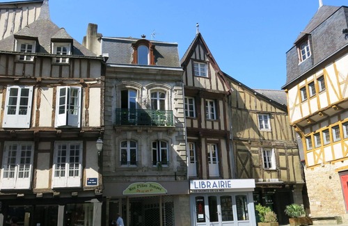 Vannes Apartment | Nice apartment for 4 guests with WIFI, TV and pets allowed