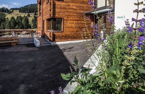 Parpan Apartment | Nice apartment for 4 people with WIFI, TV, balcony, pets allowed and parking