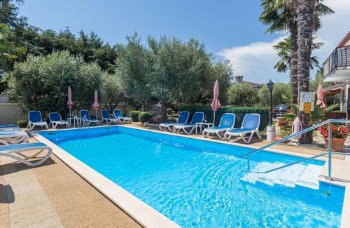 Vrznaveri Apartment | Nice apartment for 5 guests with WIFI, A/C, pool, TV, terrace and pets allowed