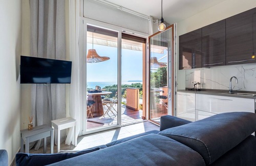 Varazze Apartment | Nice apartment for 6 guests with WIFI, hot tub, A/C, TV, terrace and pets allowed