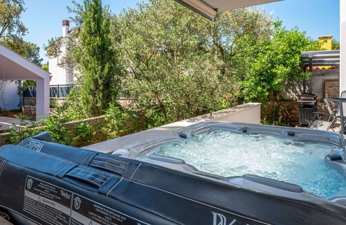 Artatore Apartment | Nice apartment for 6 guests with WIFI, A/C, hot tub, TV and terrace