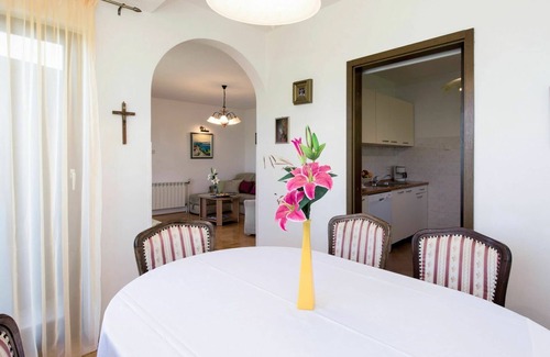 Opatija Apartment | Nice apartment for 6 people with WIFI, A/C, TV, patio and pets allowed