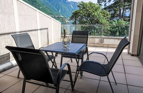 Montreux Apartment | Nice apartment for 7 guests with pool, A/C, WIFI, TV, terrace and panoramic view