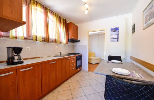 Sarsoni Apartment | Nice apartment for 8 people with private pool, WIFI, TV, terrace and pets allowed